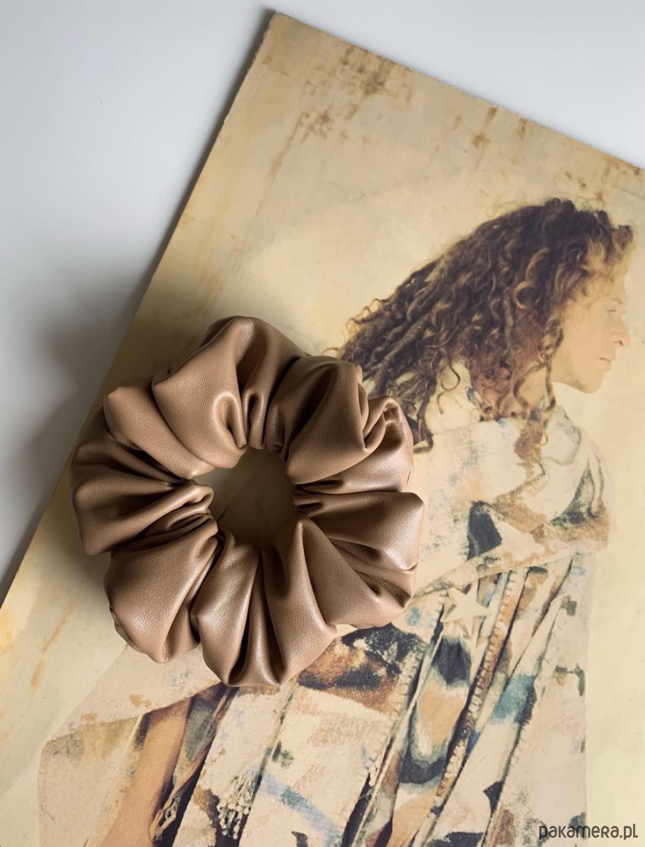 gumki do włosów Scrunchie Megha z ekoskóry w karmelowym kolorze 1