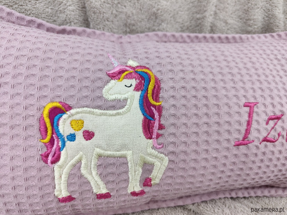 poduszki do pokoju dziecka Personalizowany prezent dla dziecka - imienna poduszka z jednorożcem 1