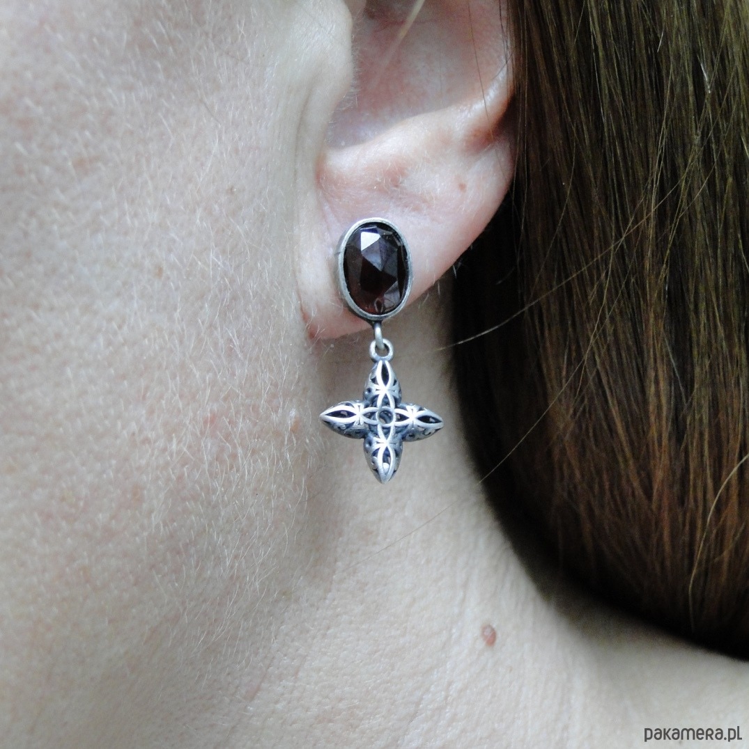 kolczyki srebrne Sztyfty Granaty z ażurem 5