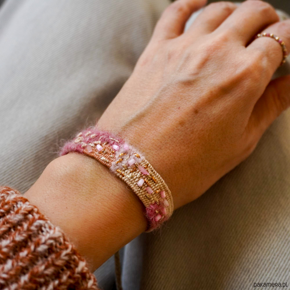 bransoletki na sznurku Włóczkowa bransoletka handmade z koralikami, wiązana na sznurku 8