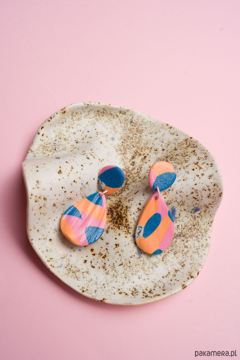 kolczyki z masy plastycznej Wiszące sztyfty listki w abstrakcyjny wzorek 1