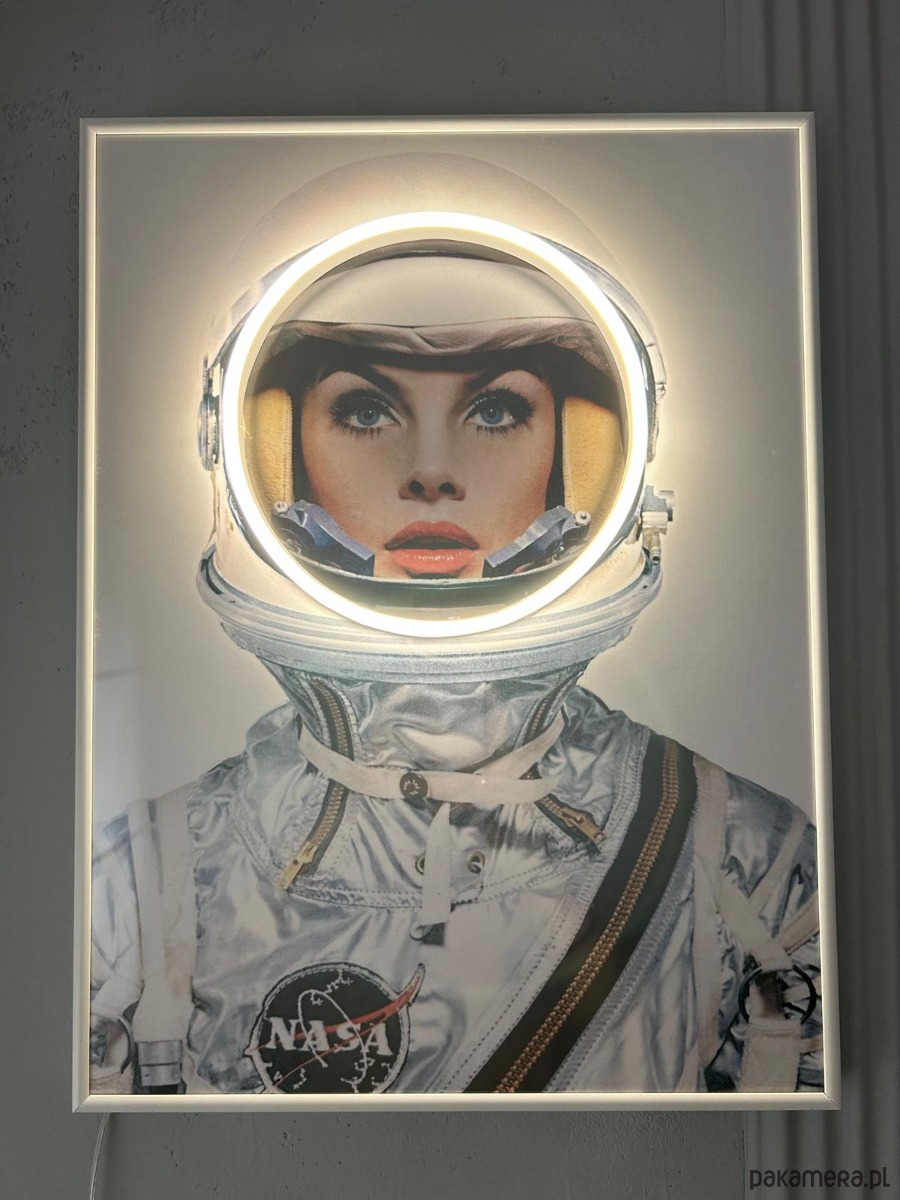 grafiki i ilustracje Retro Plakat LED Neon Astronautka w Ramie Vintage Dekoracja Ścienna 1