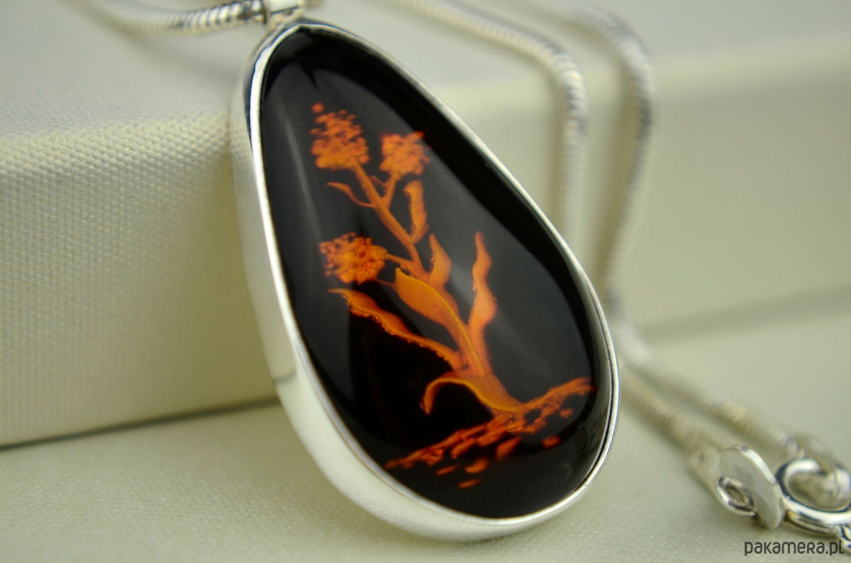 wisiory Naszyjnik z rzeźbionym bursztynem: motyw roślinny 1