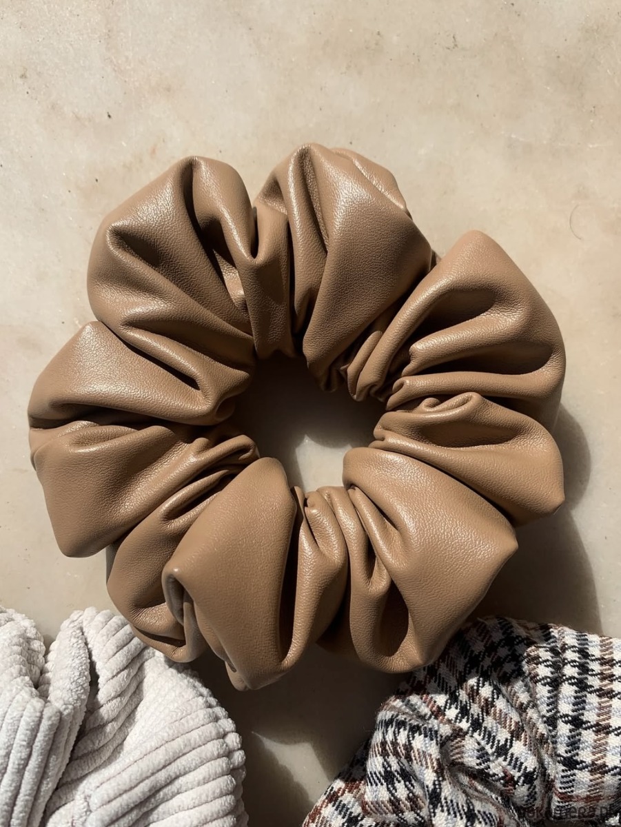 gumki do włosów Scrunchie Megha z ekoskóry w karmelowym kolorze 3