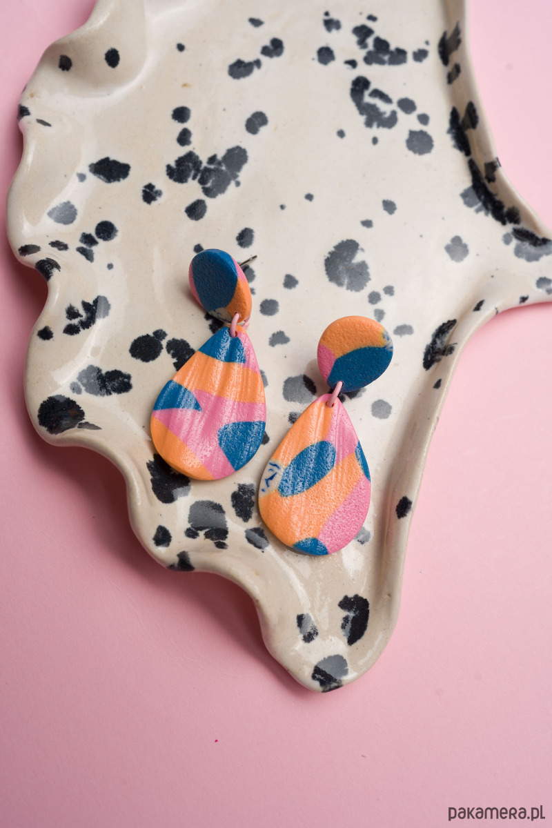 kolczyki z masy plastycznej Wiszące sztyfty listki w abstrakcyjny wzorek 2