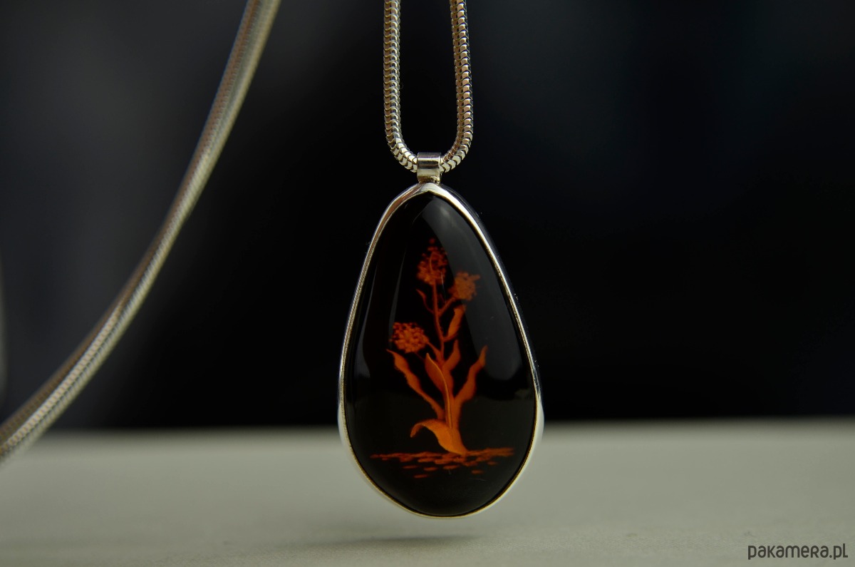 wisiory Naszyjnik z rzeźbionym bursztynem: motyw roślinny 3