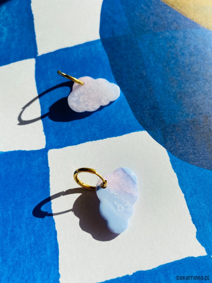 kolczyki z masy plastycznej Półtransparentne kolczyki chmurki z różowymi drobinkami 2