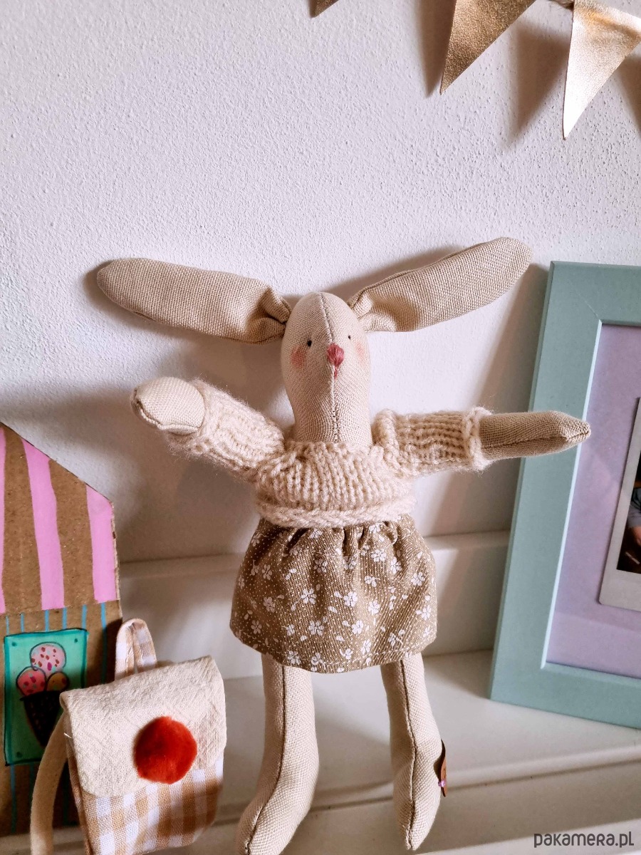 misie i maskotki Mała przytulanka w sweterku z plecakiem. 2