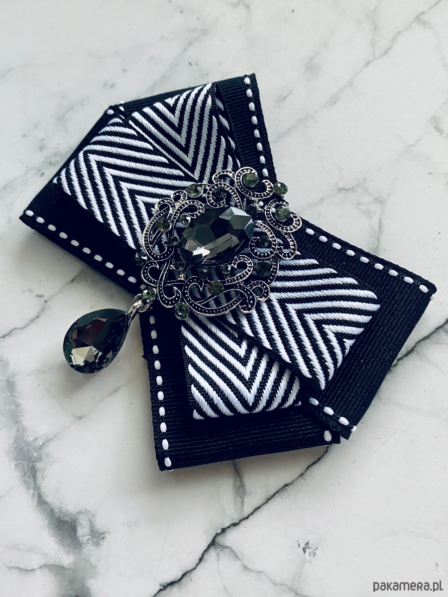 broszki Brosza Black & White z szarą kryształową ozdobą   NEW 5