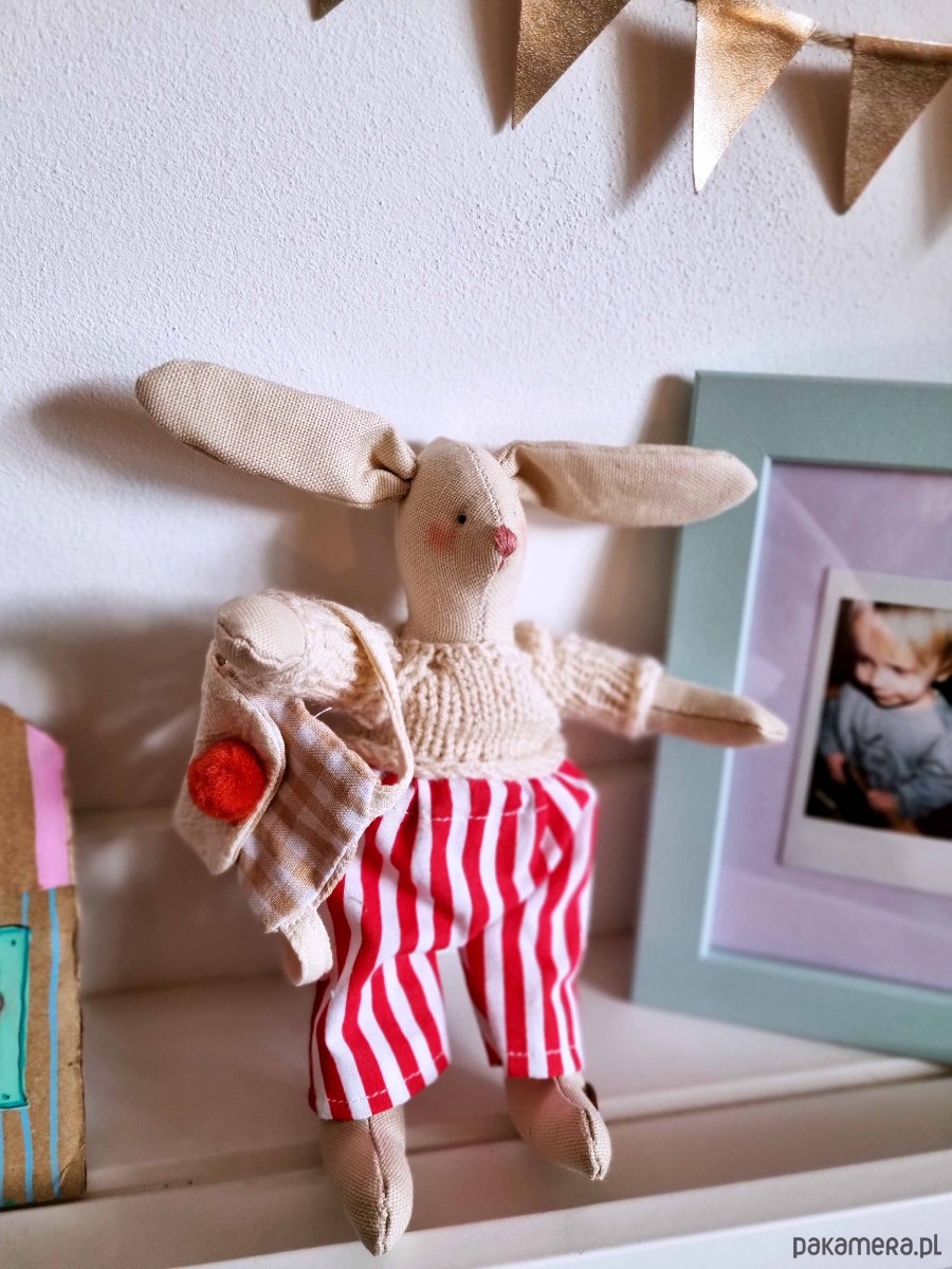 misie i maskotki Mała przytulanka w sweterku z plecakiem. 3