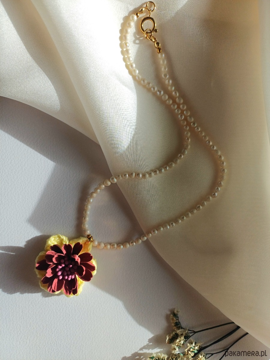 naszyjniki - inne Naszyjnik z pereł naturalnych i aplikacją - kwiatem 5