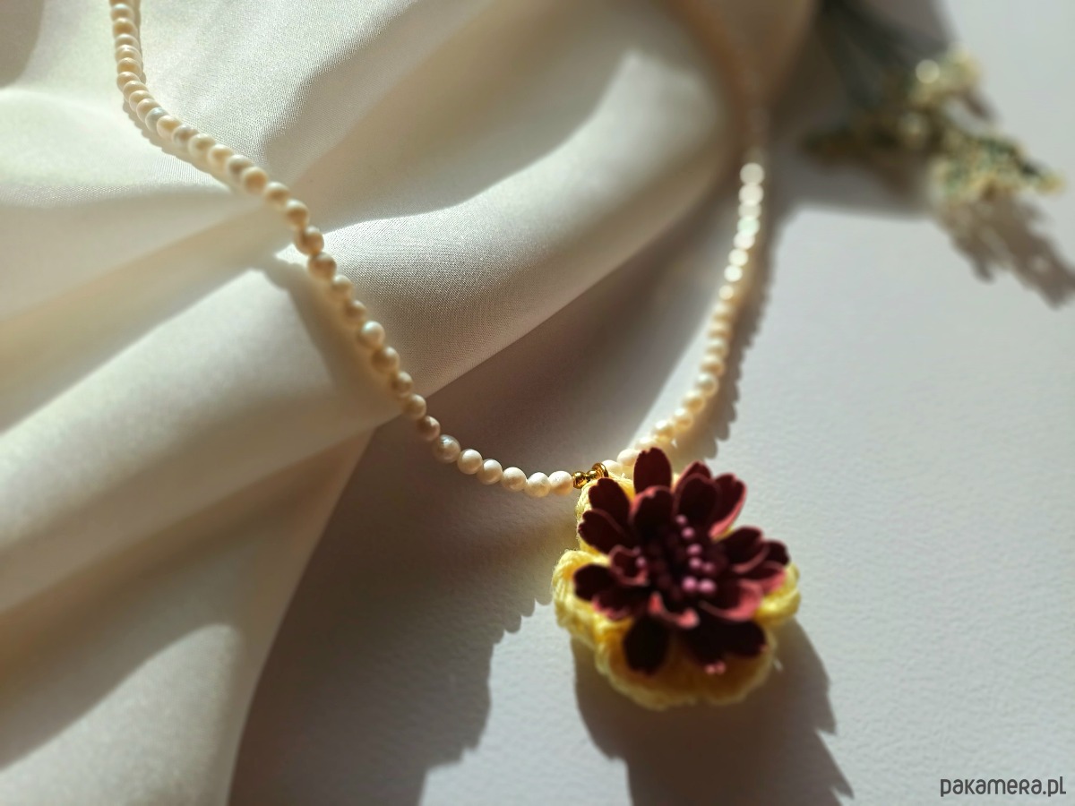 naszyjniki - inne Naszyjnik z pereł naturalnych i aplikacją - kwiatem 6