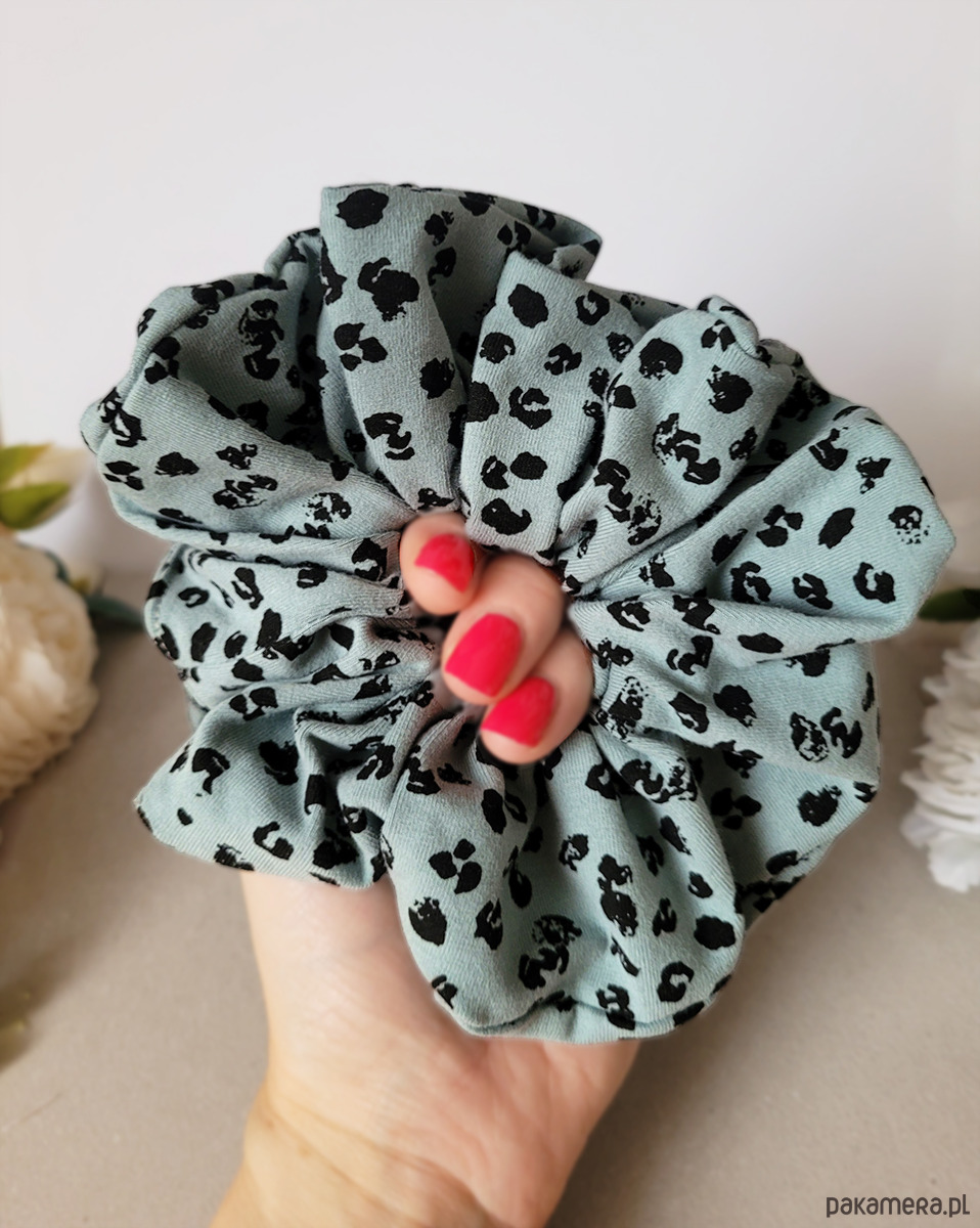 gumki do włosów Gumka Maxi Scrunchie Panterka przygaszony niebieski 1