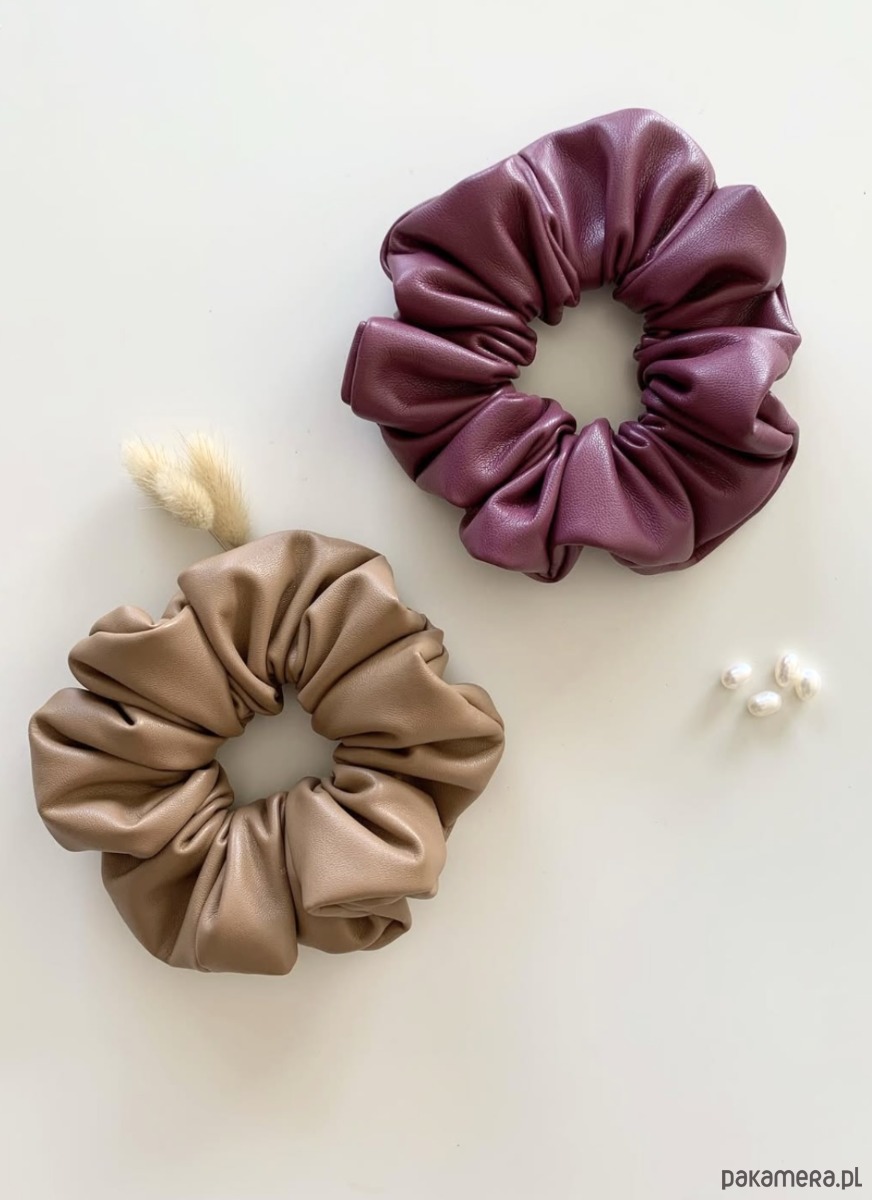 gumki do włosów Scrunchie Diana z ekoskóry w śliwkowym kolorze 2