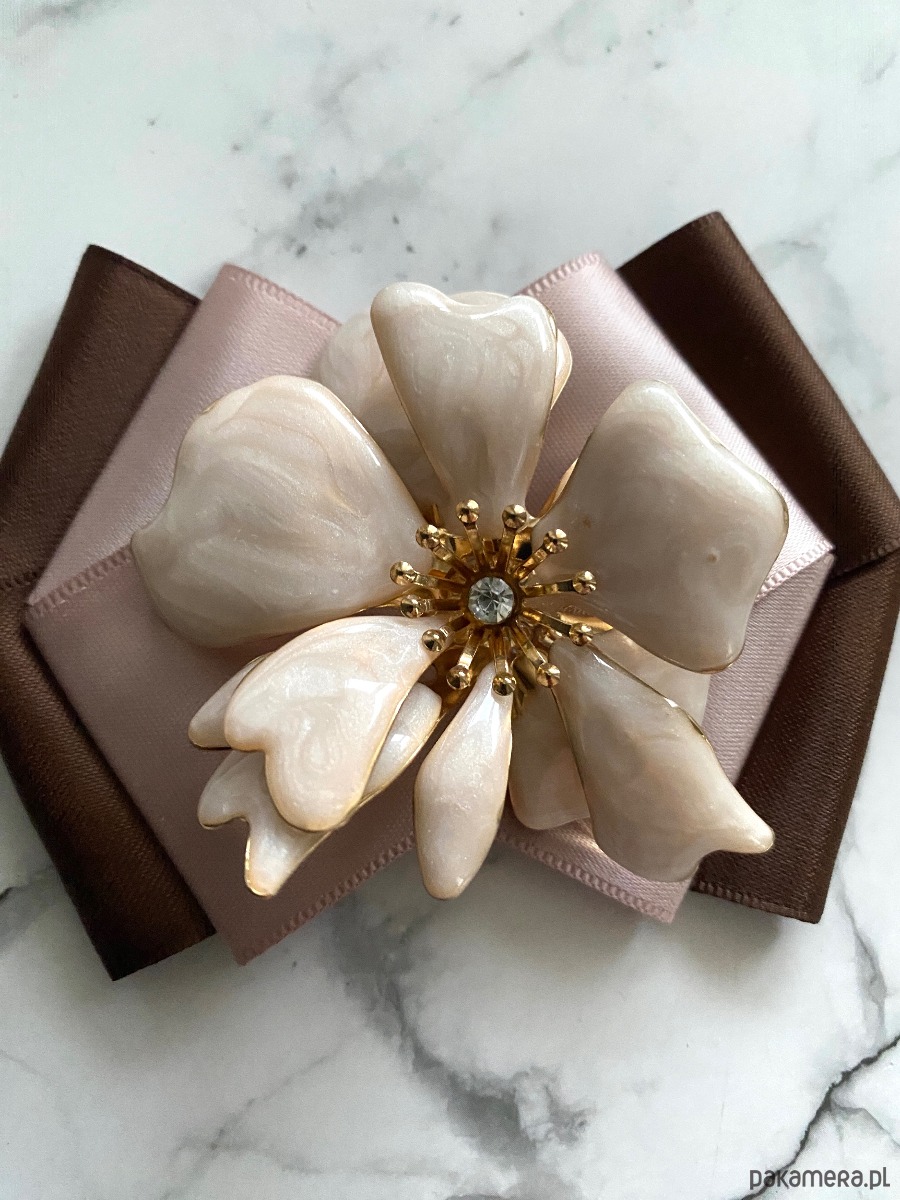 broszki Brosza  z niesamowitym perłowym Kwiatem 3d    NEW 2