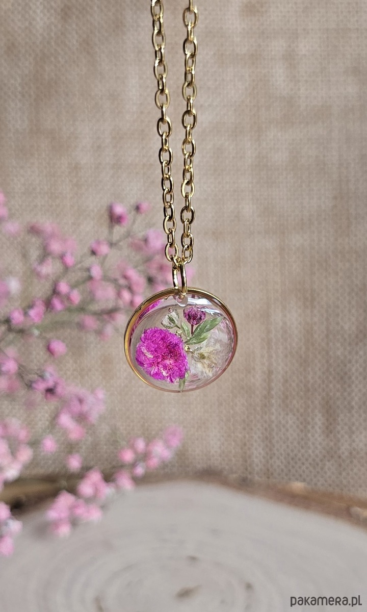 wisiory Łąka kwiatowa różowa Złota zawieszka złoty wisiorek kwiaty żywica 1