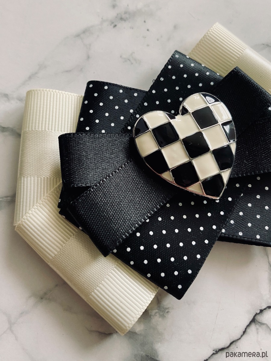 broszki Brosza Black & White z sercem z szachownicy  NEW 1