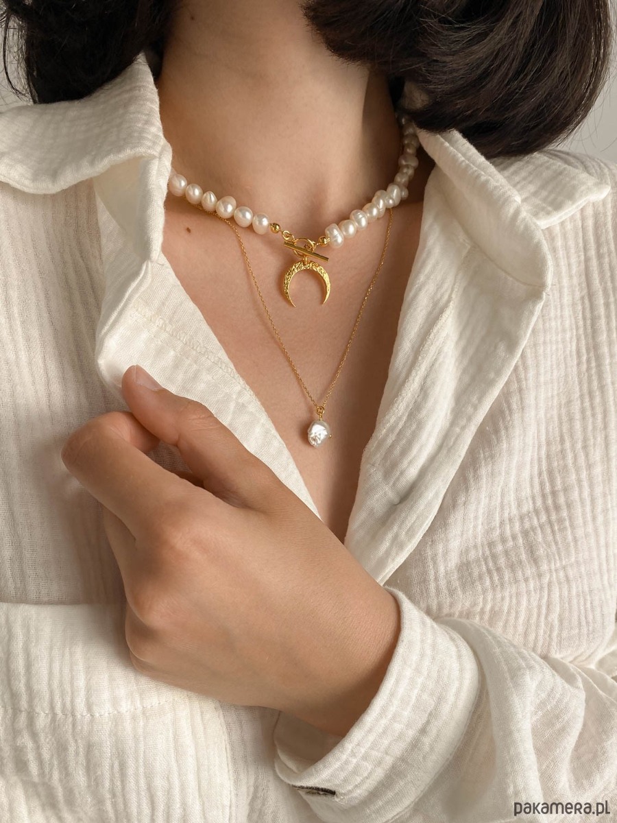 złote naszyjniki Naszyjnik z naturalnych pereł zdobiony księżycem z różowego złota 1