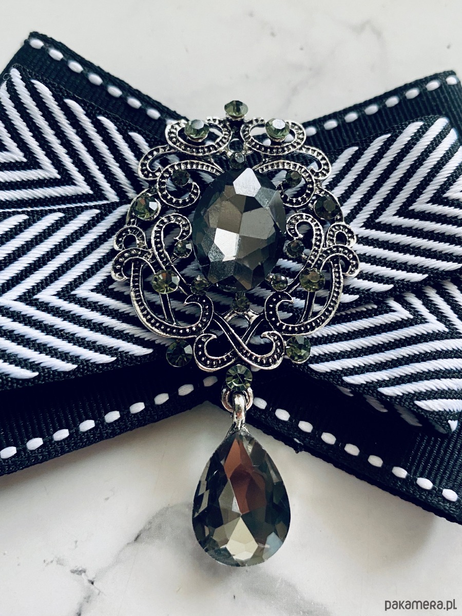 broszki Brosza Black & White z szarą kryształową ozdobą   NEW 3