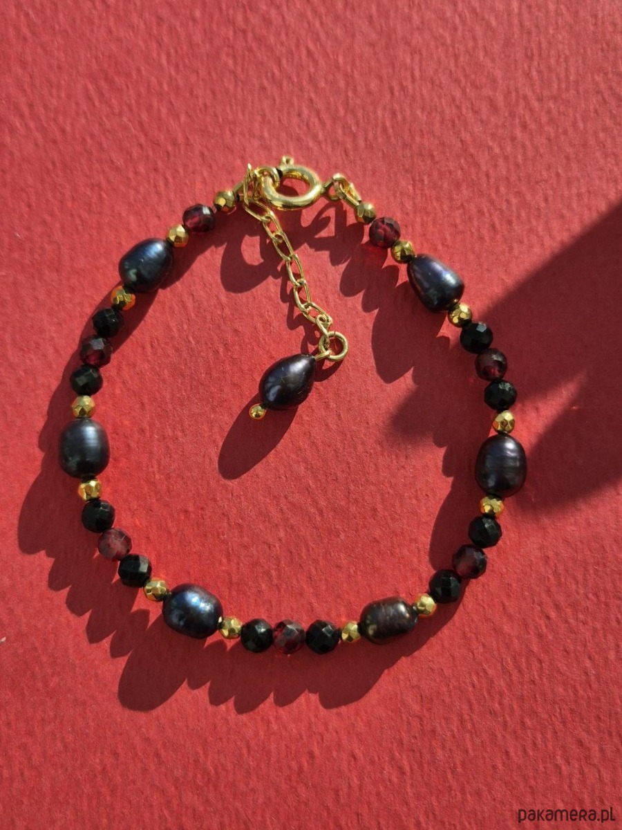 bransoletki z kamieni naturalnych Wzorzysta bransoletka z czarnych pereł, granatów i hematytów z łańcuszkiem 1