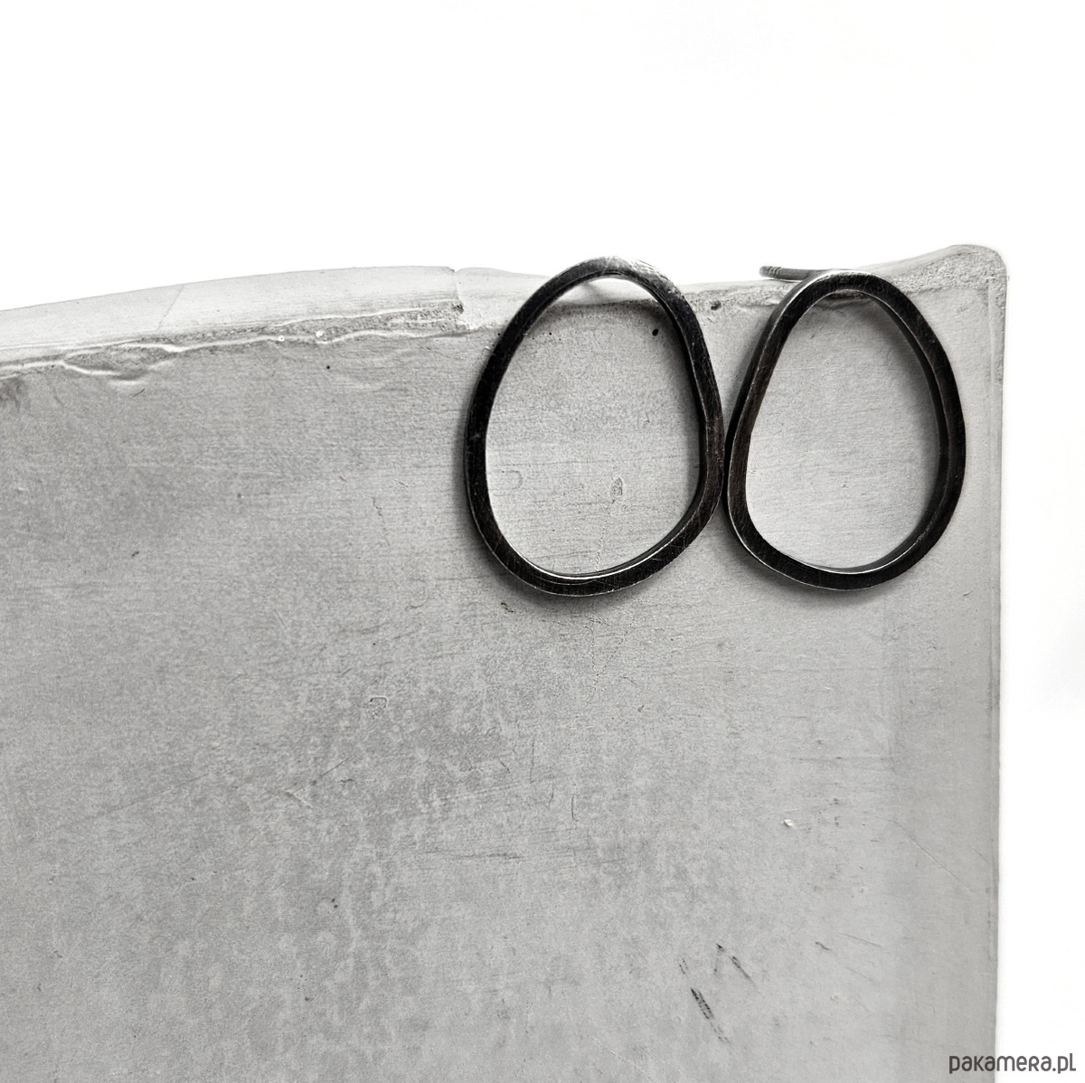 kolczyki srebrne Kolczyki małe srebrne czarne Fale o nieregularnym kształcie 1