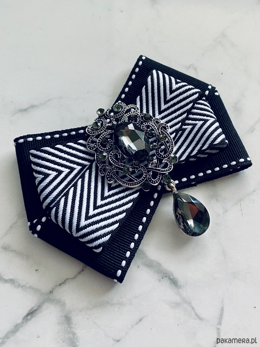 broszki Brosza Black & White z szarą kryształową ozdobą   NEW 1