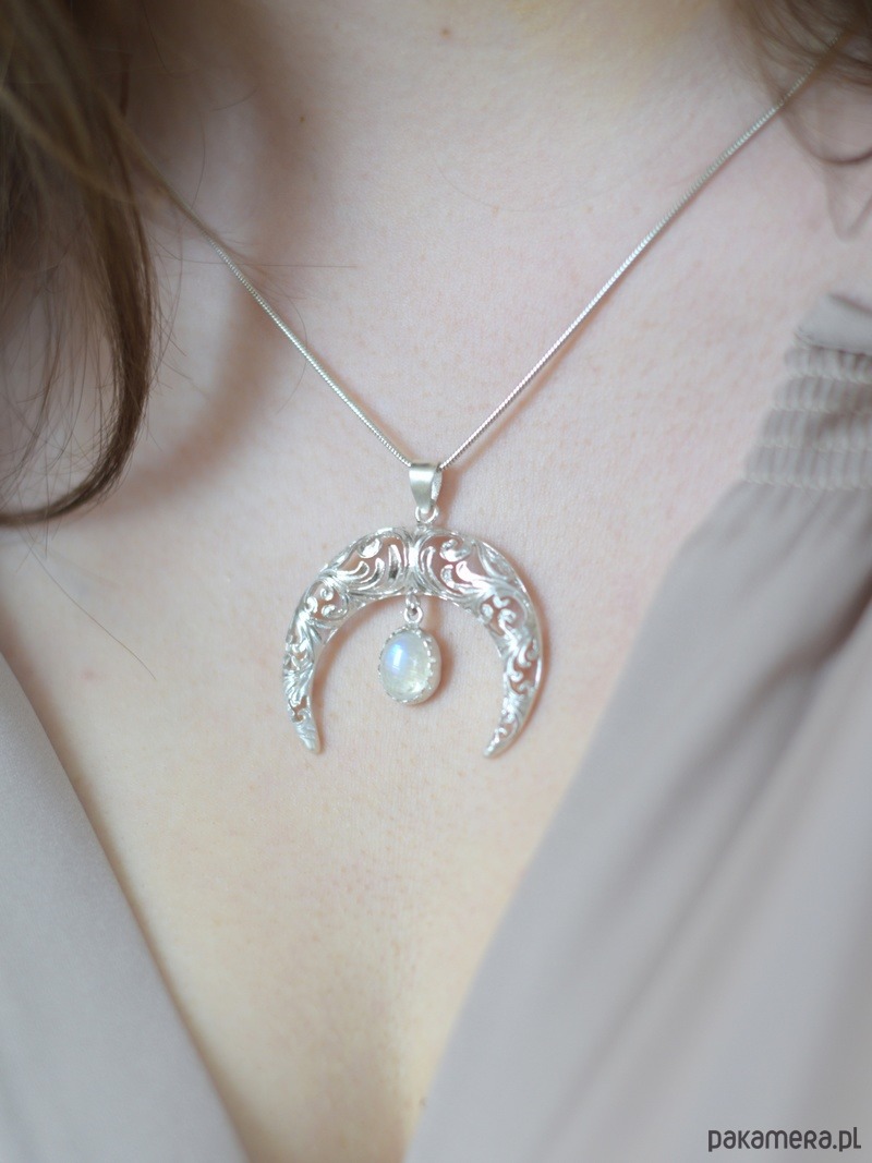 wisiory Lunula  z kamieniem księżycowym - zawieszka 1