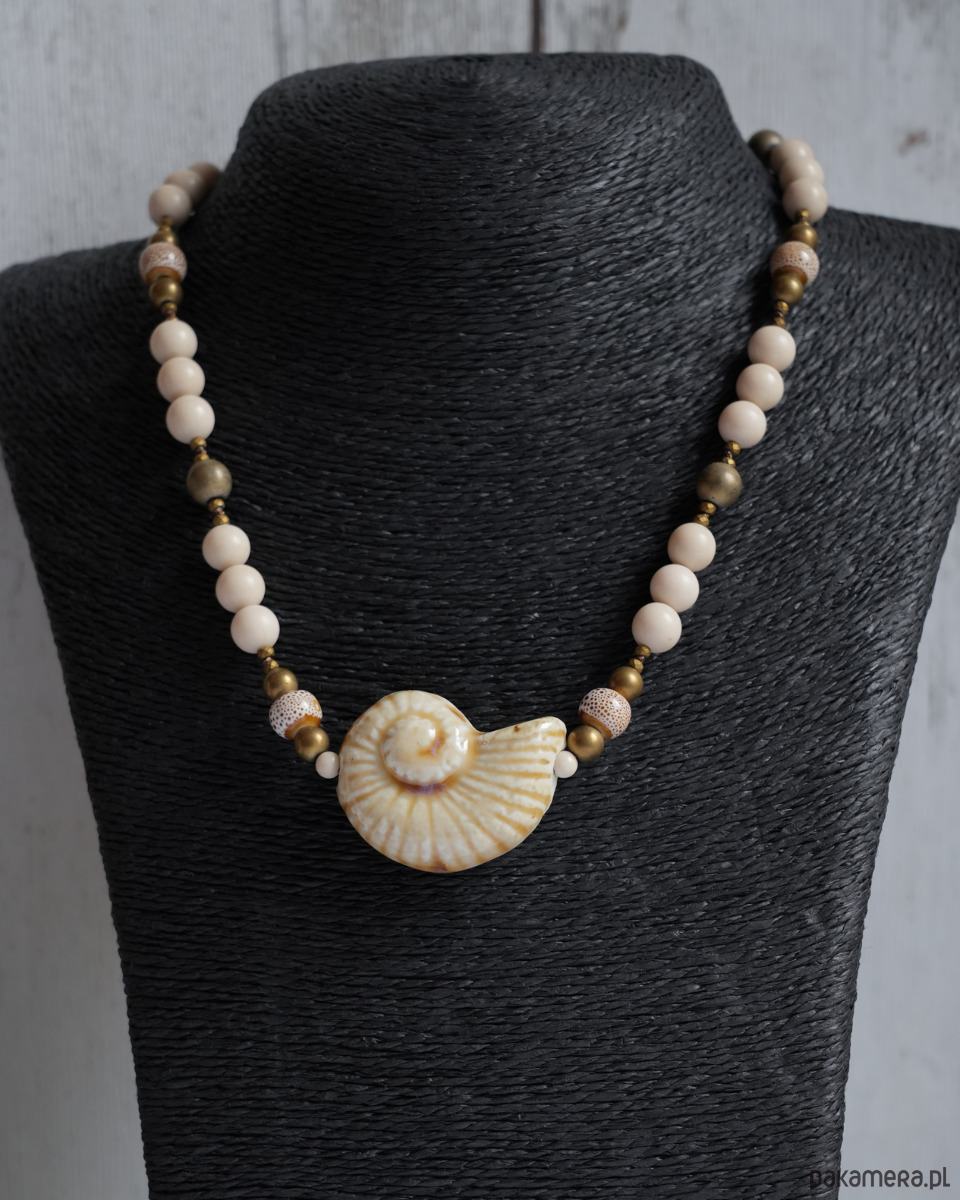 korale Okazały naszyjnik z muszlą ceramiczną 3