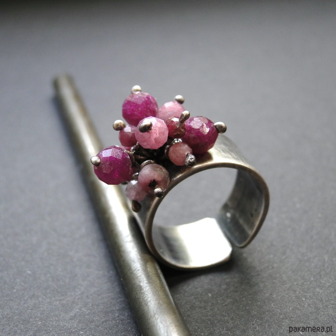 pierścionki srebrne Pierścień Wrzos z rubinami 3