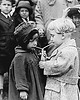 fotografia Plakat Vintage - Dzieci pijące z jednej butelki 1