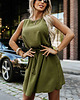 sukienki midi damskie 296-14 VICTORIA Trapezowa sukienka bez rękawków z wiązaniem w pasie - khaki 1