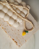chokery Naszyjnik z jasnych kamieni rzecznych z cytrynką 2