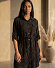 sukienki midi damskie Elegancka sukienka koszulowa midi z paskiem i rękawem 3/4 - M1325 3
