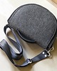 torebki mini Filcowa półokrągła torebka crossbody - z klapą - grafitowa 3