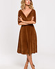 sukienki midi damskie Welurowa sukienka z dekoltem-koniakowa(M-645) 3