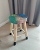 stołki Drewniany taboret z ręcznie malowanym wzorem - stolik z drewna paulowni 4