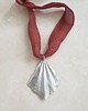wisiory Naszyjnik ORIGAMI duży jedwab bordo, mosiądz w srebrnym kolorze 1
