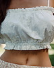 topy damskie Bawełniany haftowany crop top z falbanką, WHITE ELIZA 4