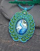 wisiory Wisiorek sutasz naszyjnik handmade turkusowo zielony z motywem pawia Paon 2