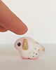 figurki i rzeźby Miniaturowa figurka Biały Stworek ze złotymi uszami 5
