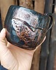 kubki Unikatowy duży kubek ceramiczny Ćma, czarno miedziany 3
