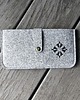 etui na telefon Filcowe etui na telefon z ażurem - zapinane na nap - szare 1