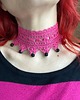 chokery Barbie pink fuksjowy koronkowy choker z koralikami z lawy 1
