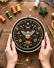 Ozdoby na ścianę Nocna pszczoła, haft w tamborku 20 cm 6