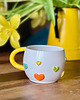 kubki Kubek ceramiczny z kolorowymi serduszkami i żółtym uchwytem 1