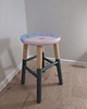 stołki Drewniany taboret w stylu pastel vintage - wyjątkowa ozdoba mieszkania 3
