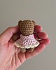 przytulanki dla niemowląt i dzieci Miś kieszonkowy w sukience z malinką 2