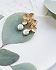 Biżuteria ślubna Kolczyki z perłą na dużych kwiatowych sztyftach 3