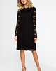 sukienki midi damskie Koronkowa sukienka trapezowa-czarna(M-406) 1