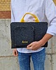 etui na laptopa Personalizowane etui MacBook ciemnoszare rączka żółta 2